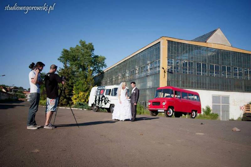 Para młoda podczas sesji ślubnej z Nysami N-Tuner